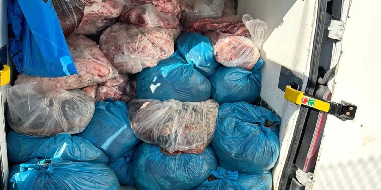 Minibüste 2 ton kaçak sakatat ele geçirildi