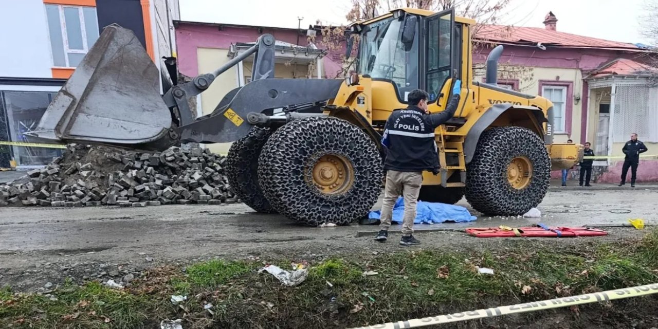 Kars'ta kepçenin altında kalan emekli imam hayatını kaybetti