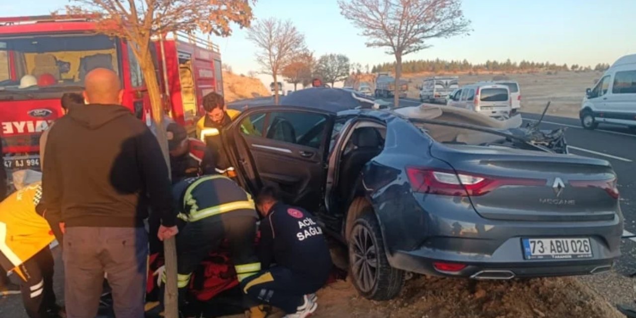 Otomobil, TIR'a arkadan çarptı: Ölü ve yaralılar var