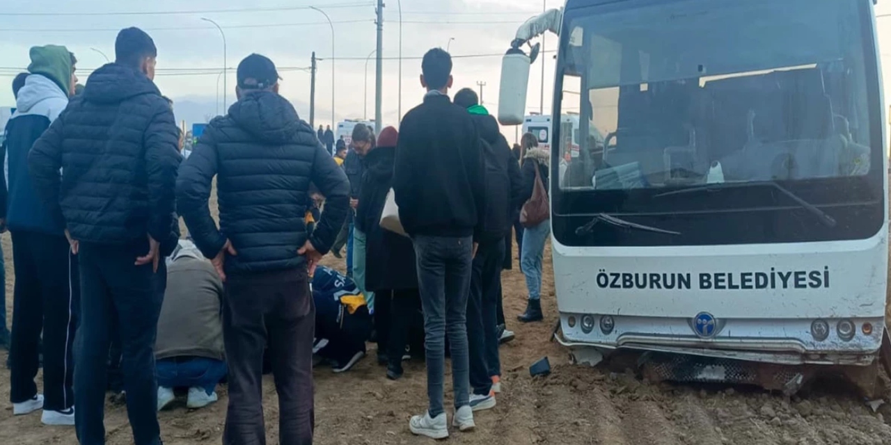 Öğrenci servis aracı ile kamyonet çarpıştı: 14 kişi yaralandı