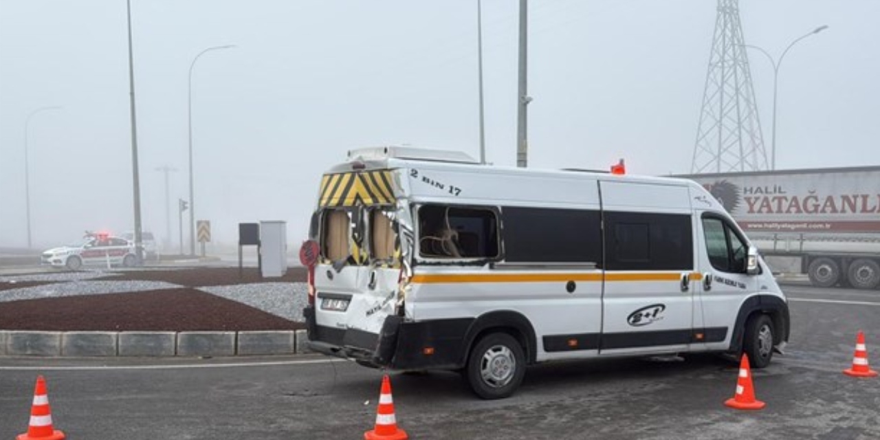 Afyonkarahisar'da öğrenci servisi devrildi: 20 yaralı