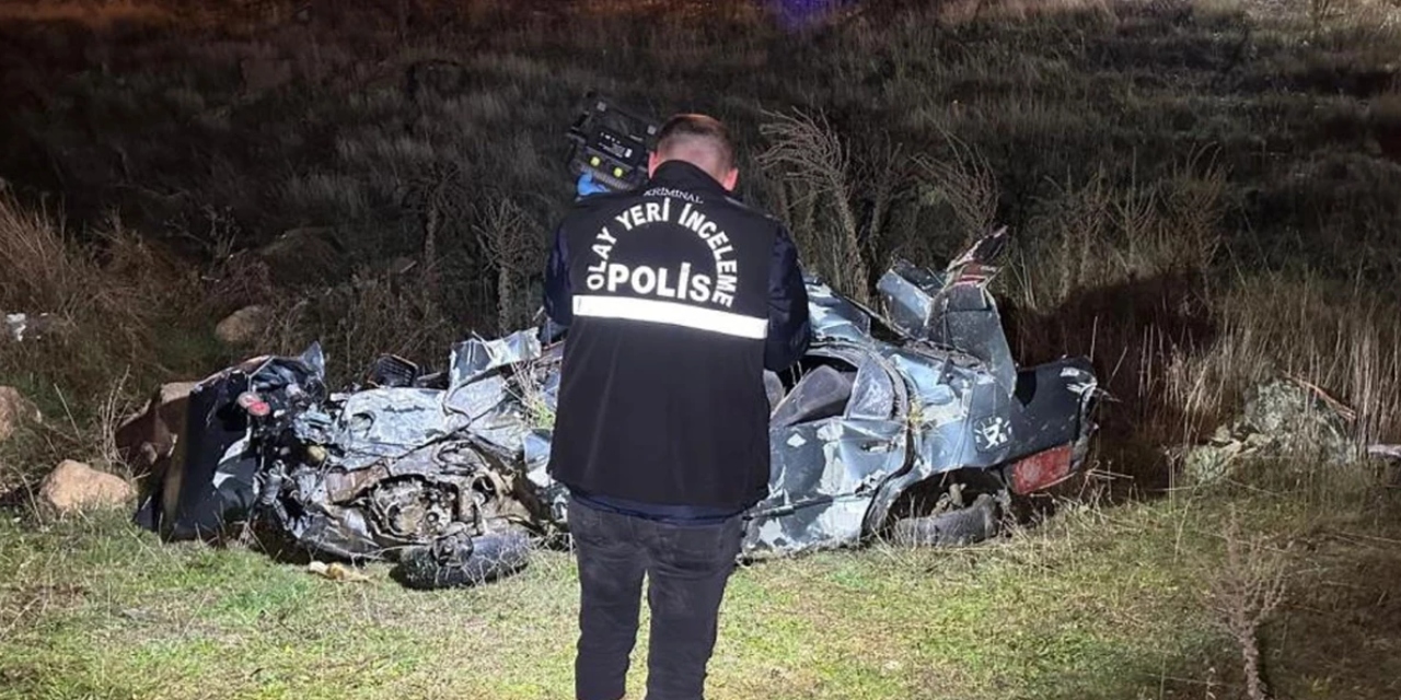 Uşak'ta otomobil şarampole devrildi: Ölü ve yaralılar var