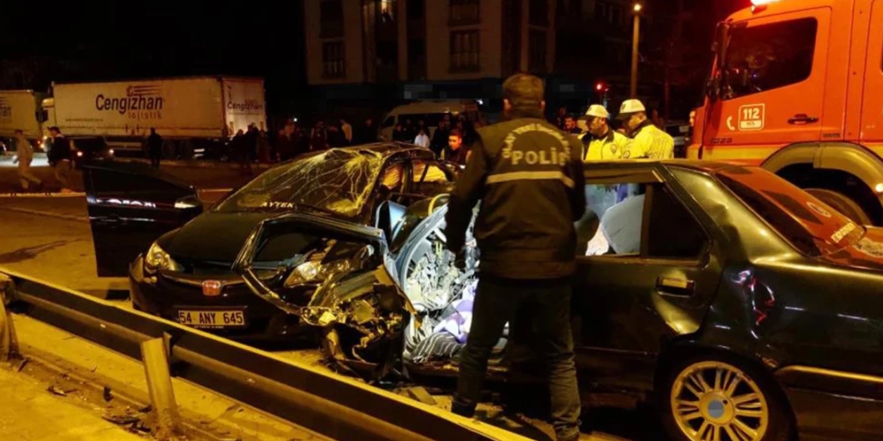 Sakarya'da iki otomobil çarpıştı: 1 kişi hayatını kaybetti