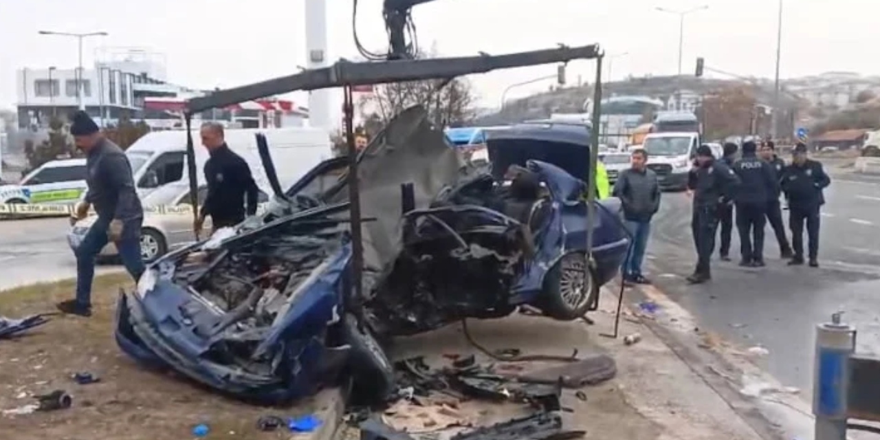 Minibüs ile otomobil çarpıştı: Ölü ve yaralılar var