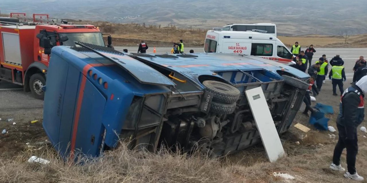 Sivas'ta cenaze nakil aracı devrildi: 5 yaralı