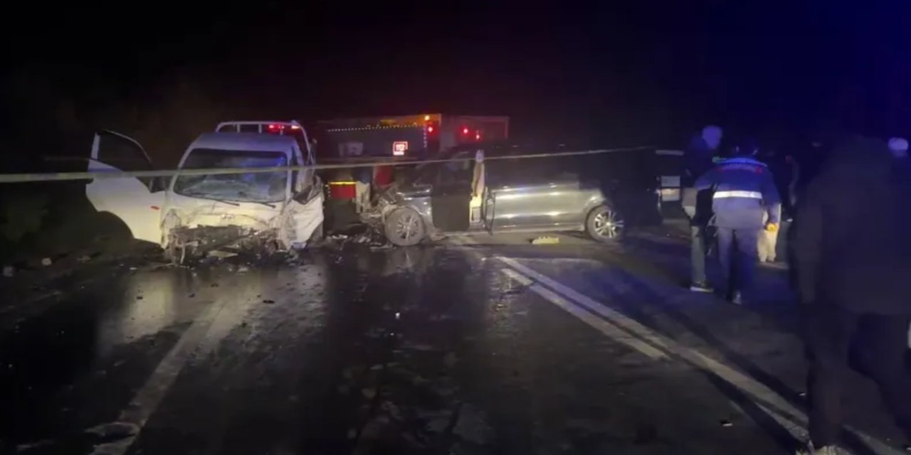 Sakarya'da panelvan ile kamyonet çapıştı: 1 ölü 3 yaralı