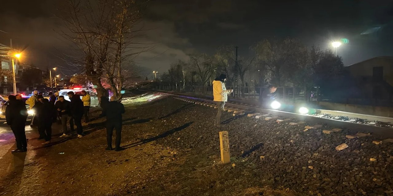 Afyonkarahisar'da bir gence lokomotif çarptı: Hayatını kaybetti