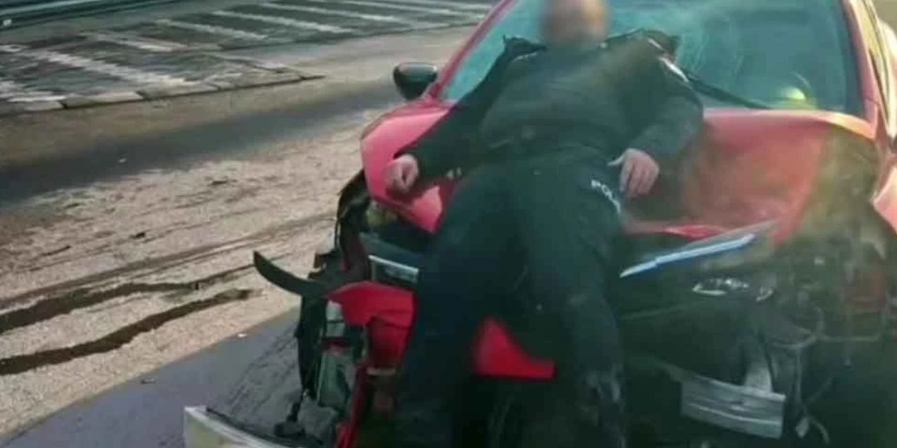 Polis memuruna arabayla çarpıp fotoğrafını sosyal medyada paylaştı