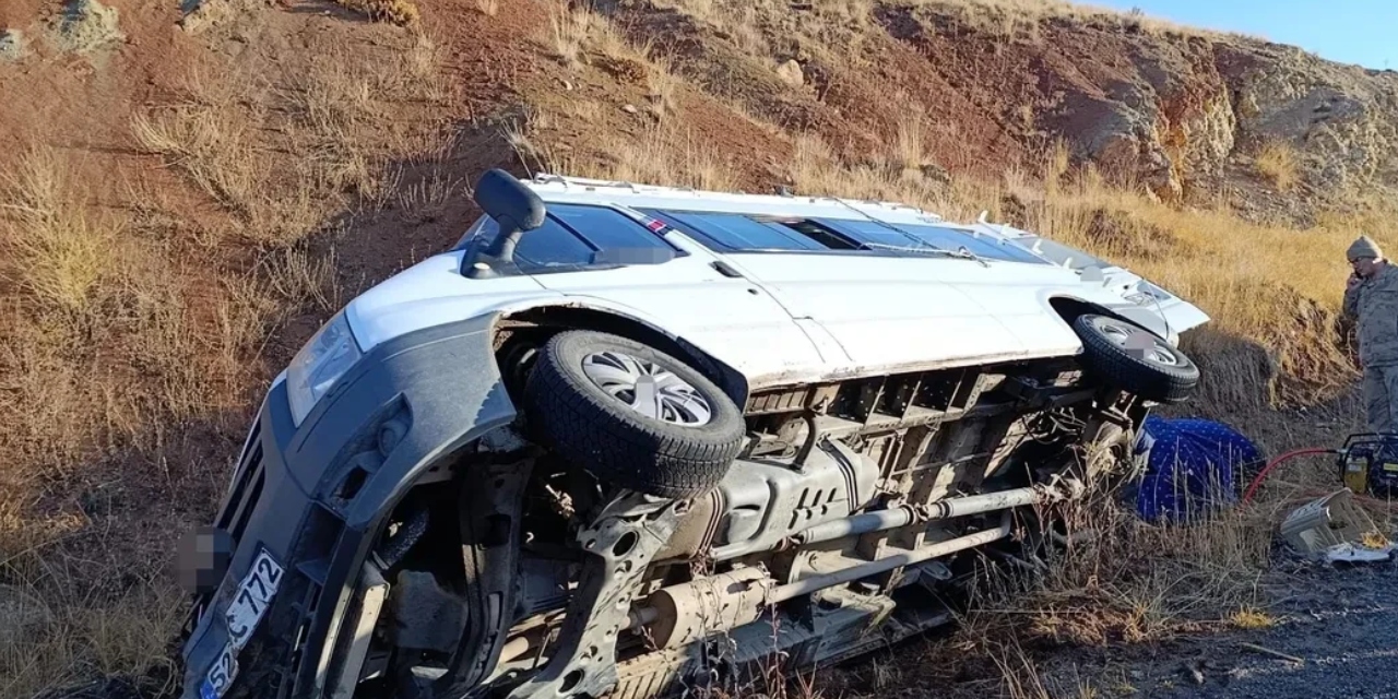 Öğretmenleri taşıyan servis minibüsü devrildi: 7 kişi yaralandı