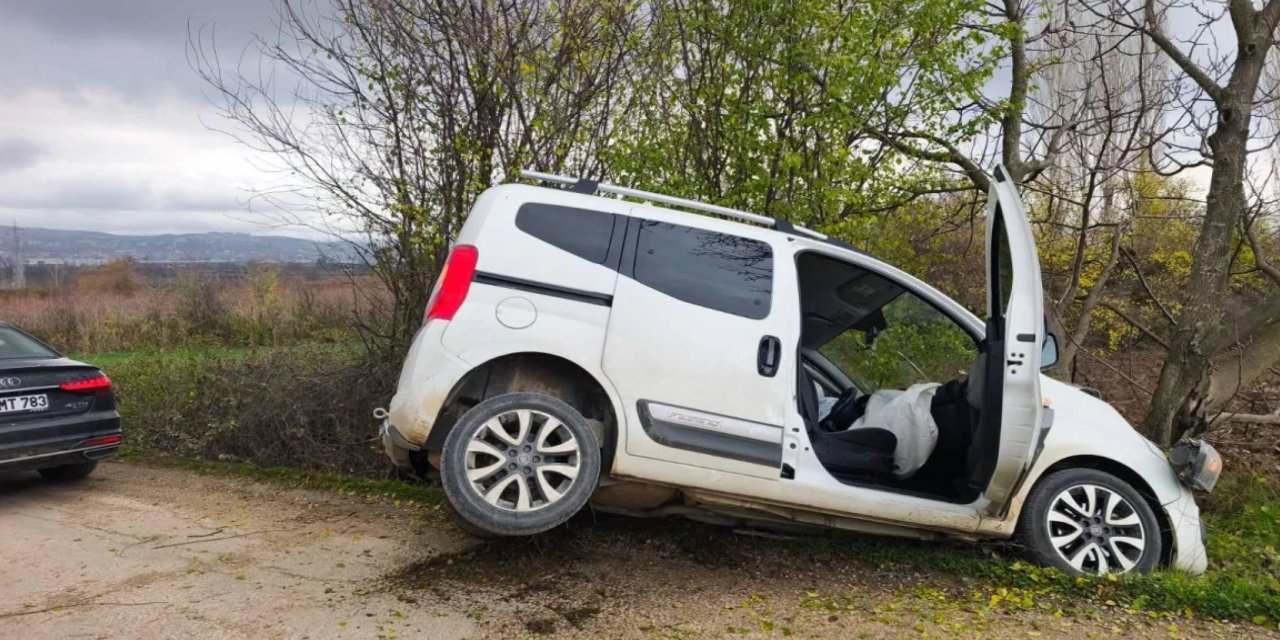 Bursa'da hafif ticari araç ağaca çarptı: 4 kişi yaralandı