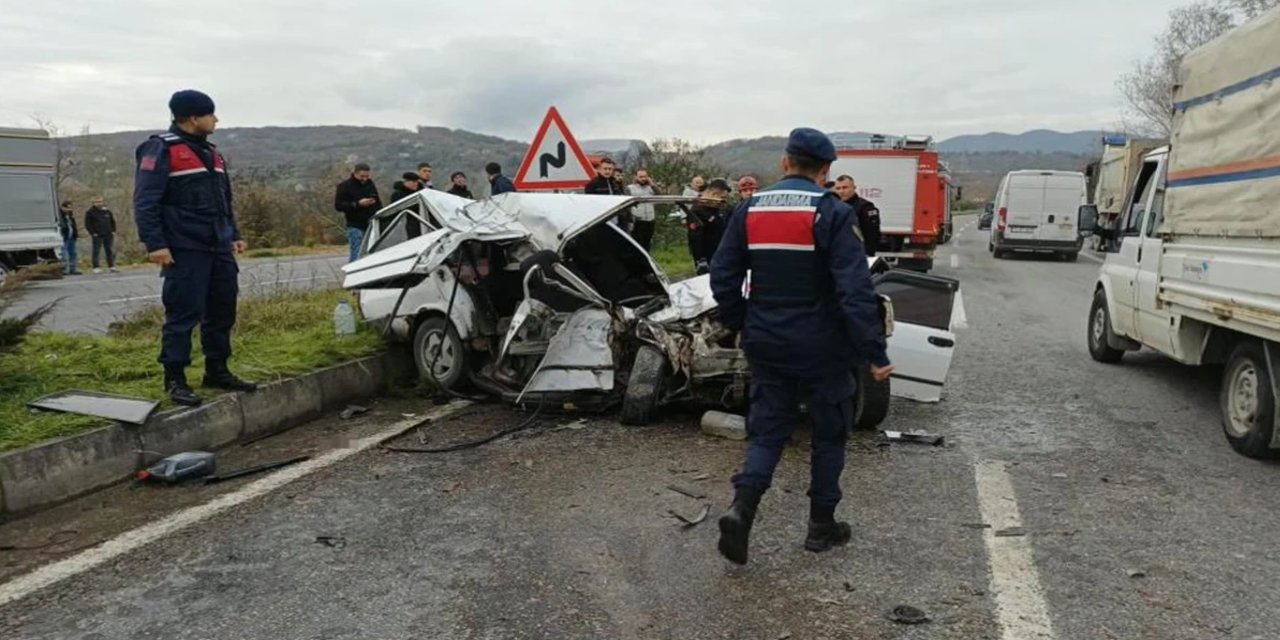 Zonguldak'ta otomobil kamyona çarptı: Ölü ve yaralılar var