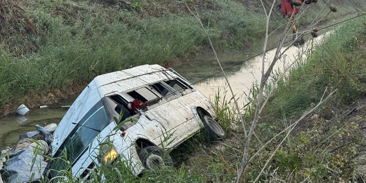 Minibüs sulama kanalına devrildi: 18 kişi yaralandı