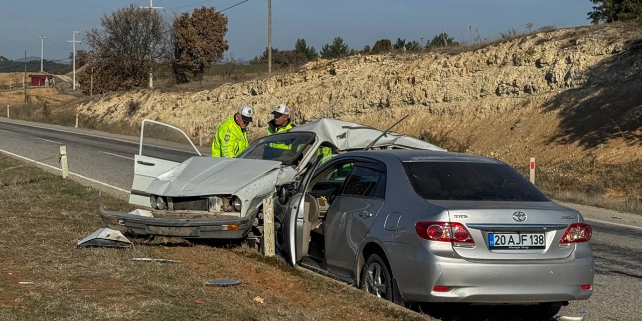 Uşak'ta iki otomobil çarpıştı; yaşlı çift hayatını kaybetti
