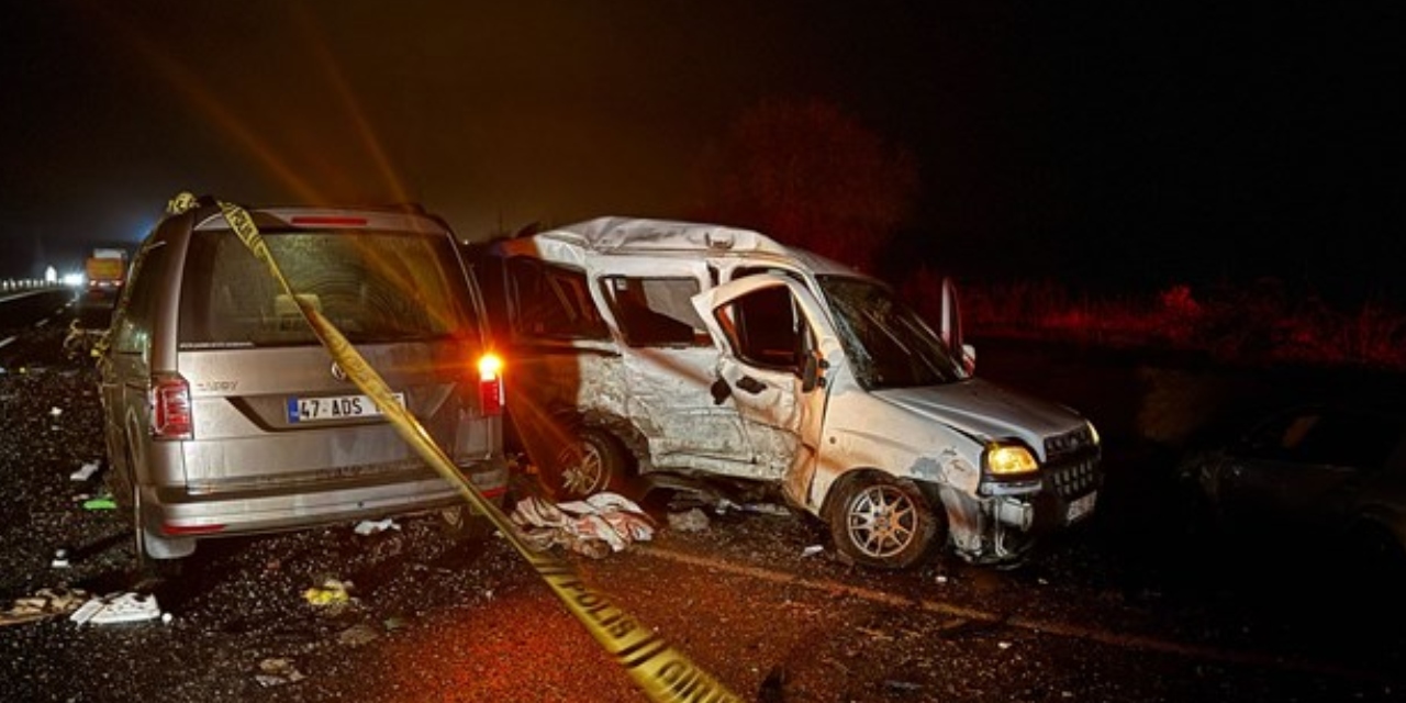 Mardin'de 3 aracın karıştığı trafik kazasında 4 kişi hayatını kaybetti