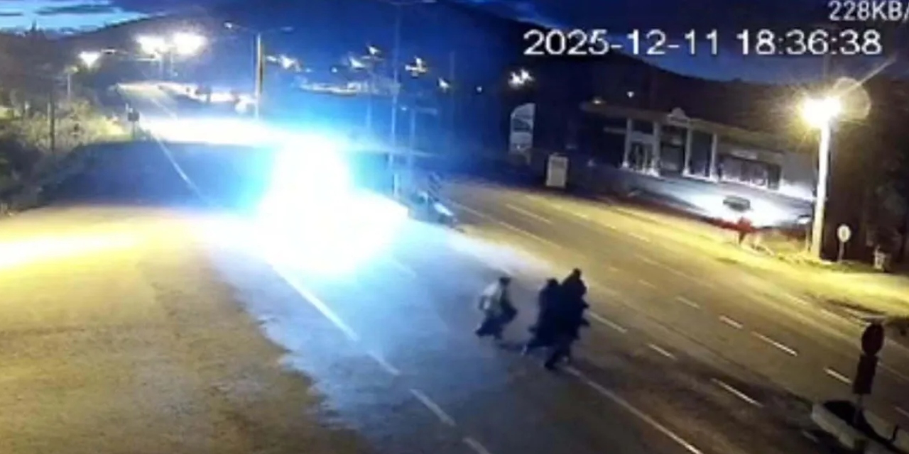 Uşak'ta yolun karşısına geçmek isterken otomobilin çarptığı 3 kişi hayatını kaybetti