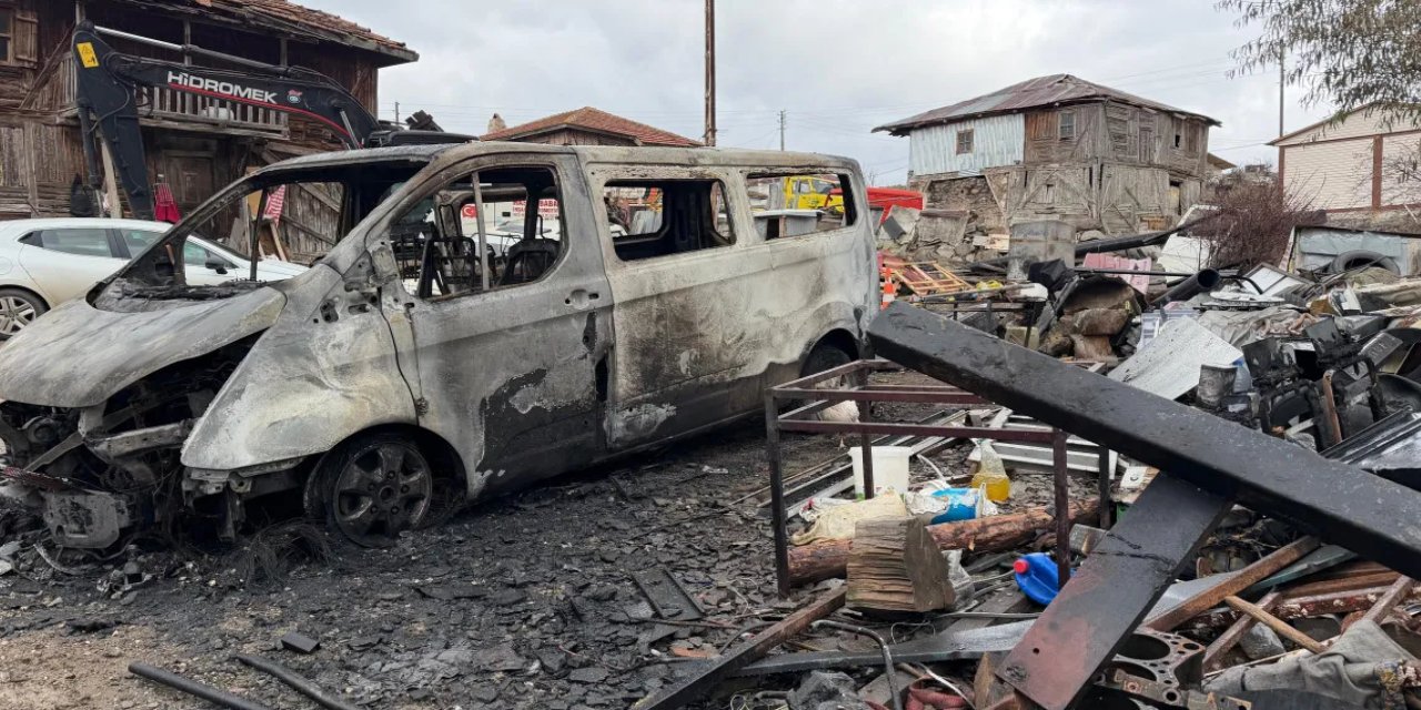 Ankara'da muhtarın evi kundaklandı: 4 araç küle döndü