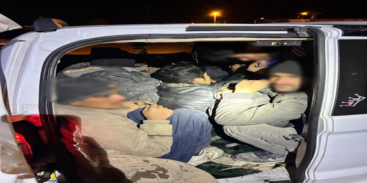 Iğdır'da bir aracın içinden 12 kaçak göçmen çıktı