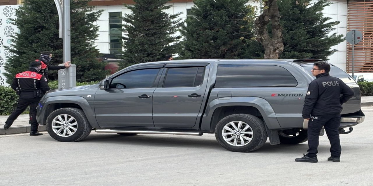 Kocaeli'nde bir taksi durağında bir kişi rehin alındı