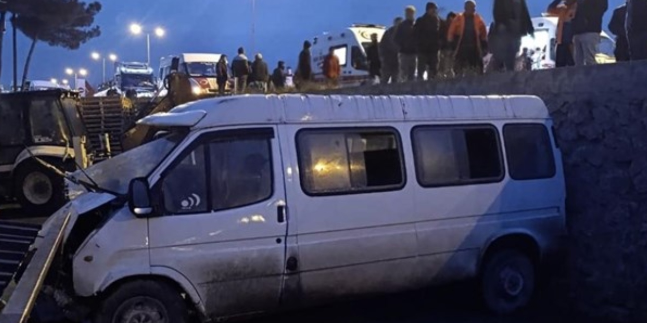 Sinop'ta servis minibüsüyle otomobil çarpıştı: 1 kişi hayatını kaybetti