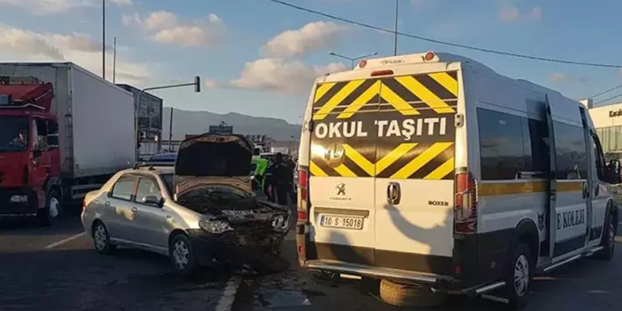 Balıkesir'de öğrenci servisiyle otomobil çarpıştı: 8 kişi yaralandı