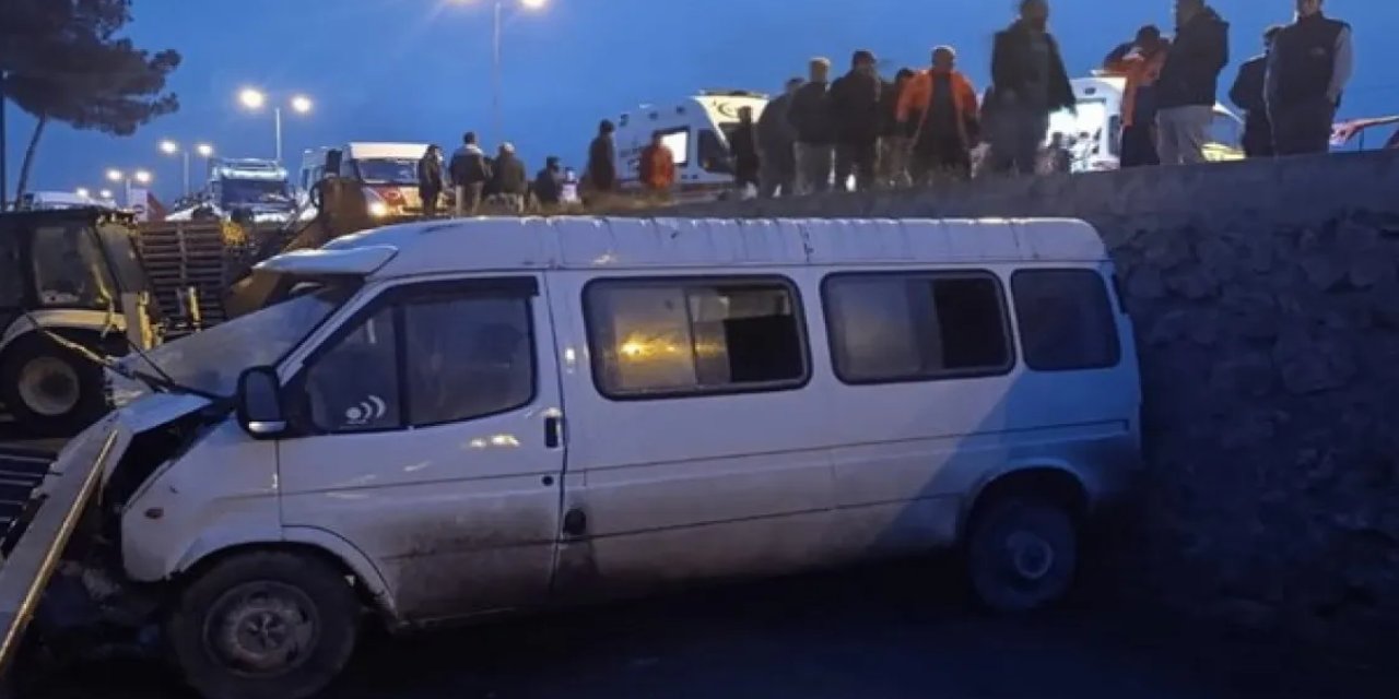 Sinop'ta servis minibüsü ile otomobil çarpıştı: 1 ölü 10 yaralı