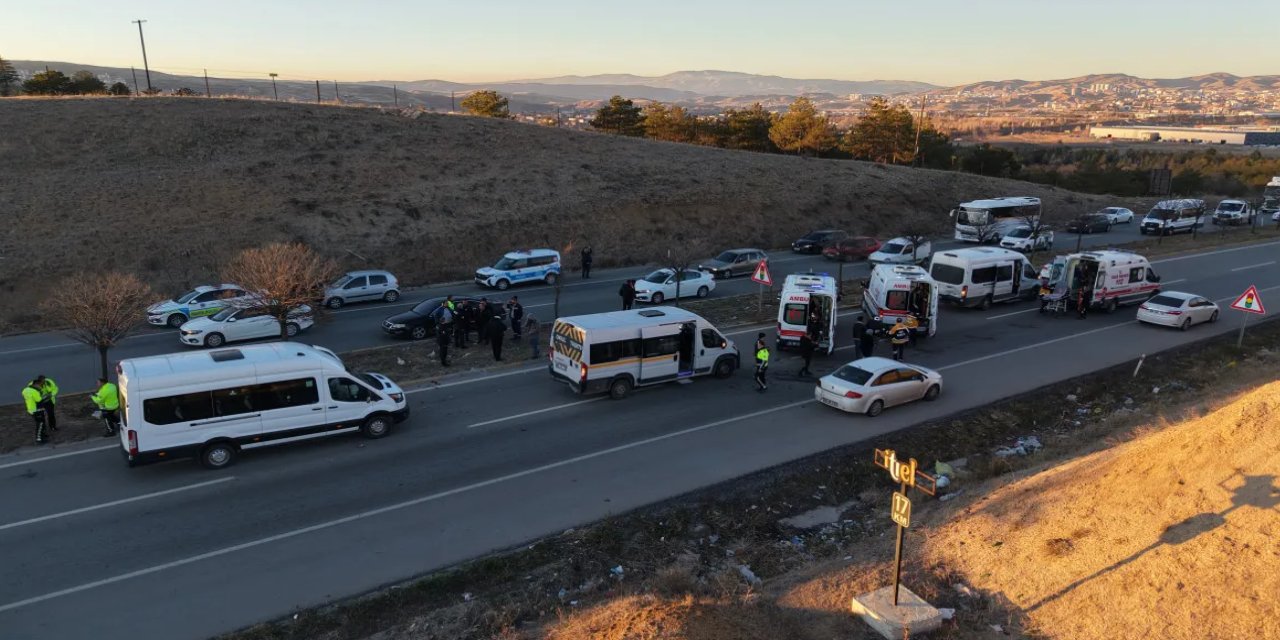 Kırıkkale'de servis araçlarından zincirleme kaza: 10 yaralı