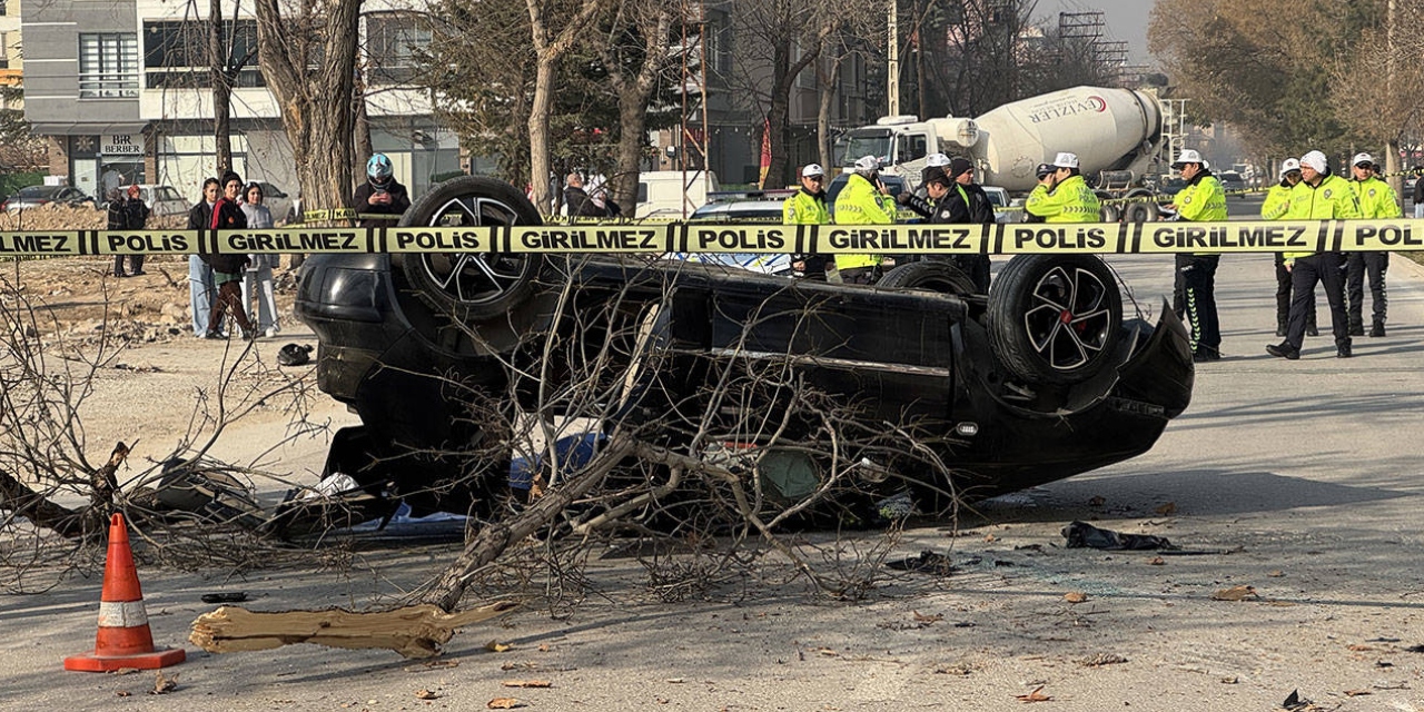 Konya'da devrilen otomobildeki 1 kişi hayatını kaybetti