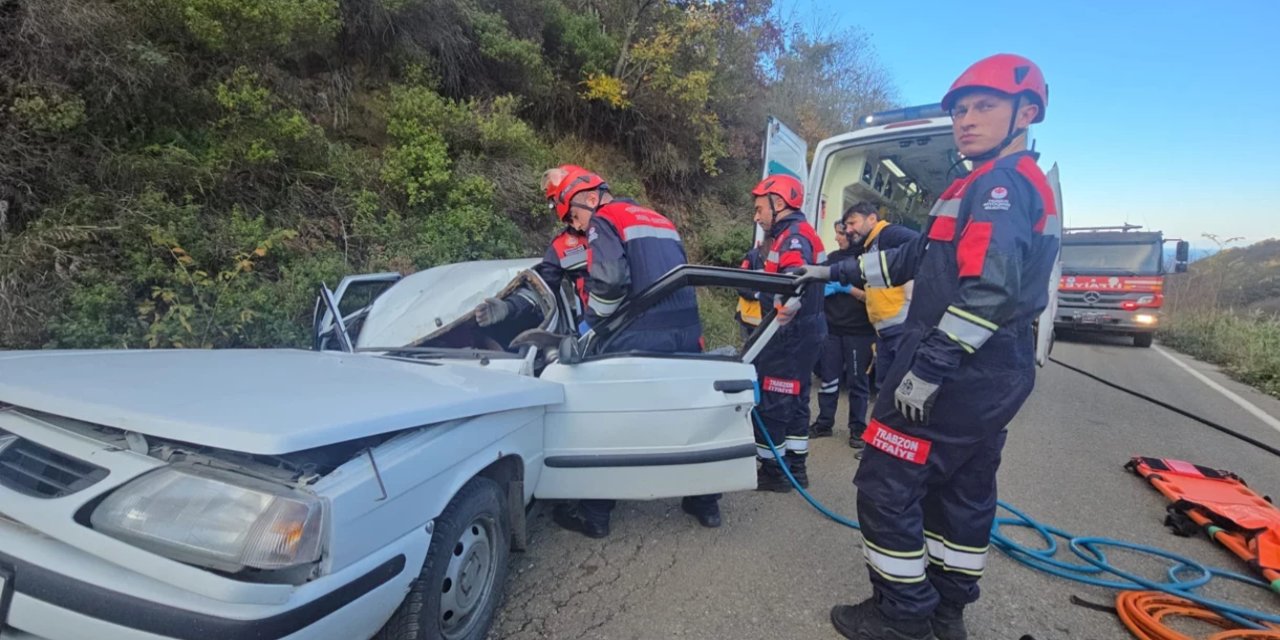 Yolda giden otomobilin üzerine kaya düştü: Yaralılar var
