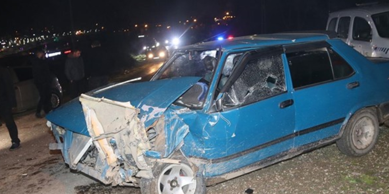 Amasya'da iki otomobil çarpıştı: 6 kişi yaralandı