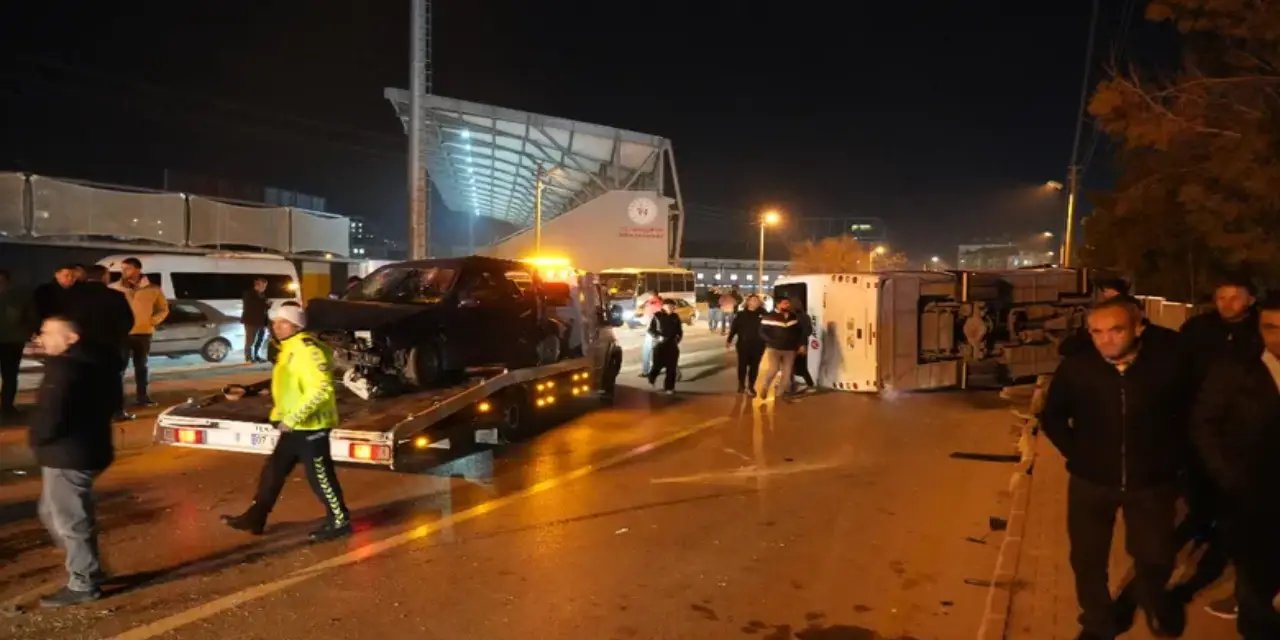 Niğde'de işçi servisi ile otomobil çarpıştı: 11 kişi yaralandı