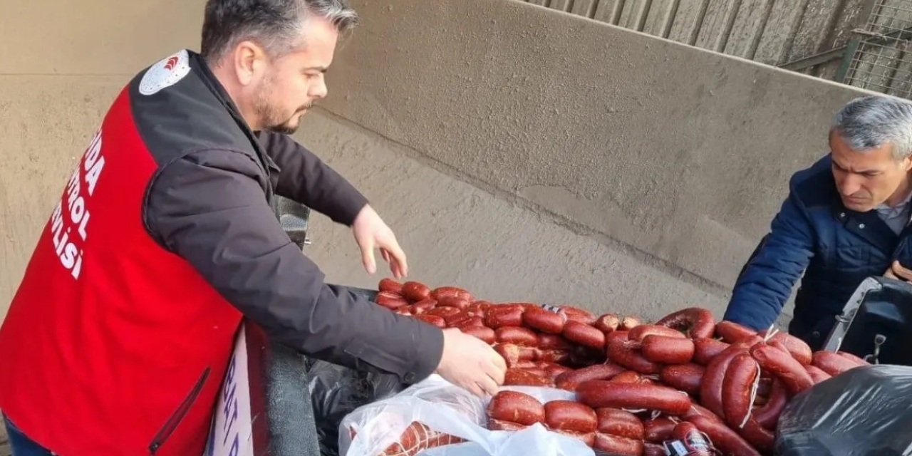 Kahramanmaraş'ta tarihi geçmiş 850 kilogram sucuk ele geçirildi