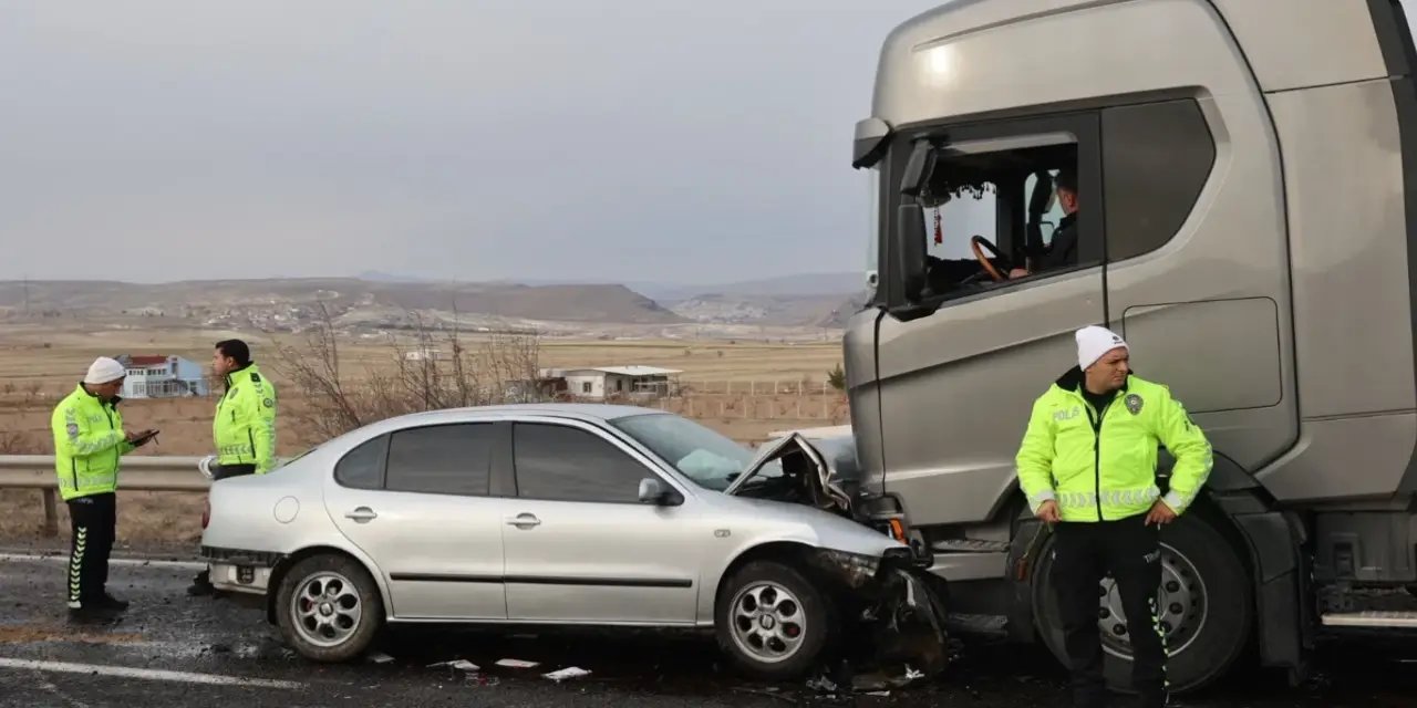 Otomobille tır kafa kafaya çarpıştı: Ölü ve yaralılar var