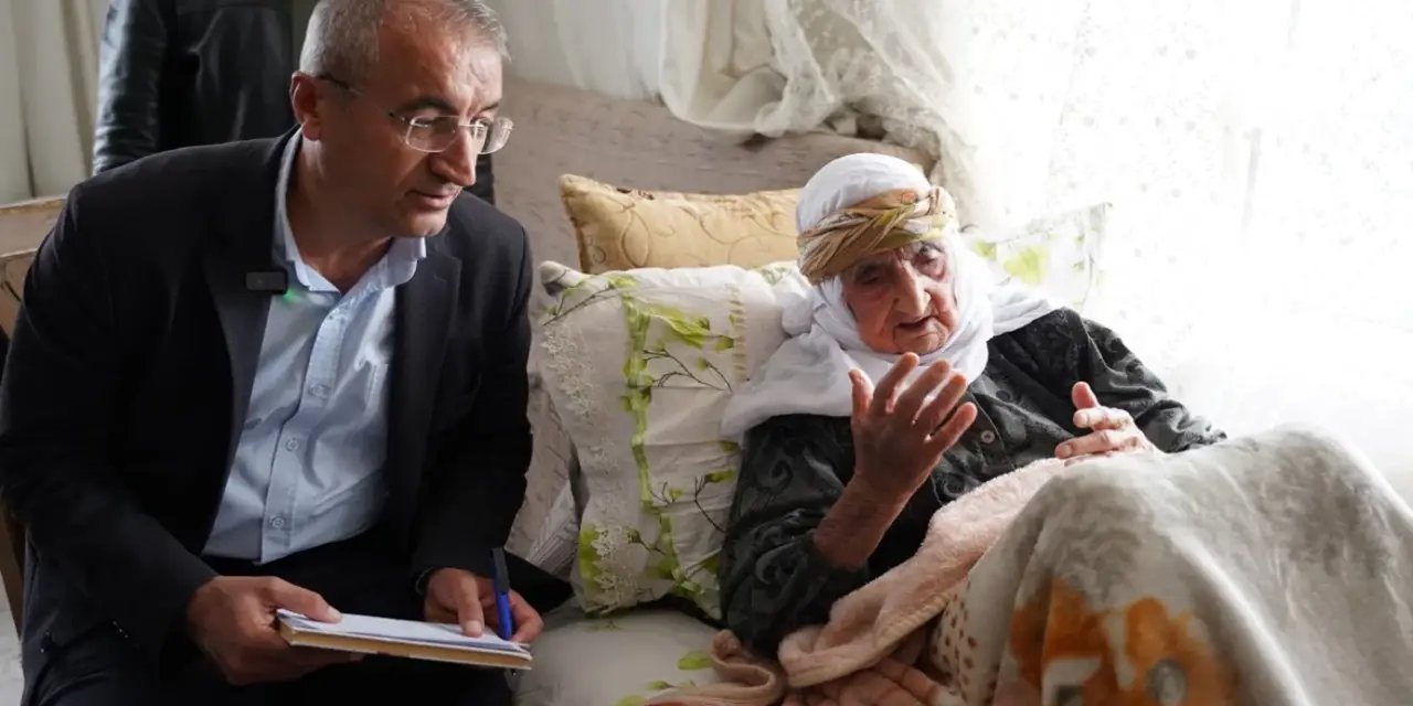 105 yaşındaki kadın Ak Parti'ye üye oldu