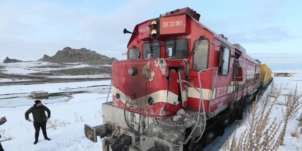 Kars'ta yük treni kamyonla çarpıştı: 1 kişi hayatını kaybetti