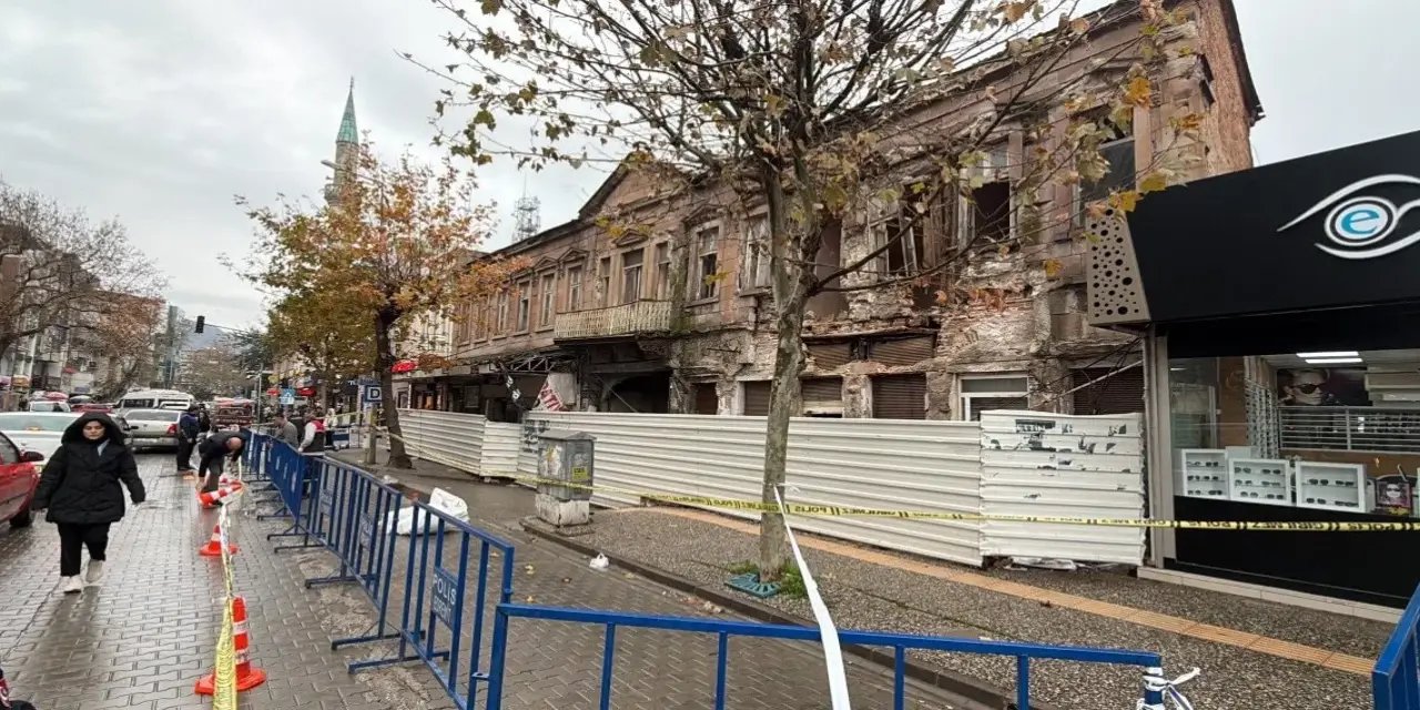 Balıkesir'de sağanak yağış tarihi yapıya zarar verdi