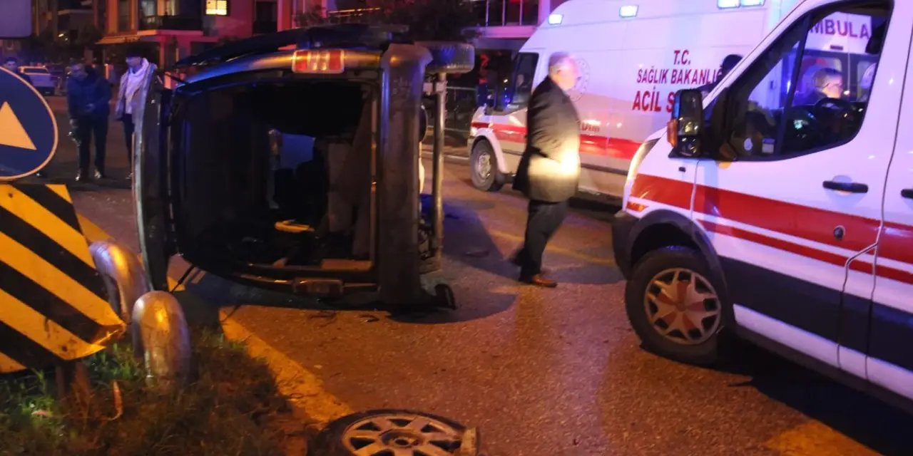 Otomobille çarpışan ticari araç yan yattı: Çok sayıda yaralı var