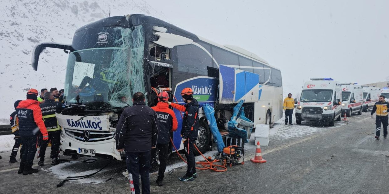 Erzincan'da yolcu otobüsü tıra çarptı