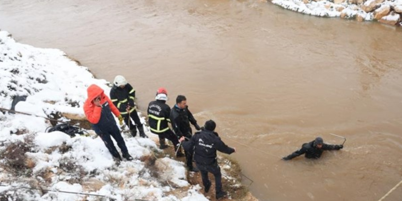 Şanlurfa'da otomobil su kanalına düştü: 4 kişi aranıyor