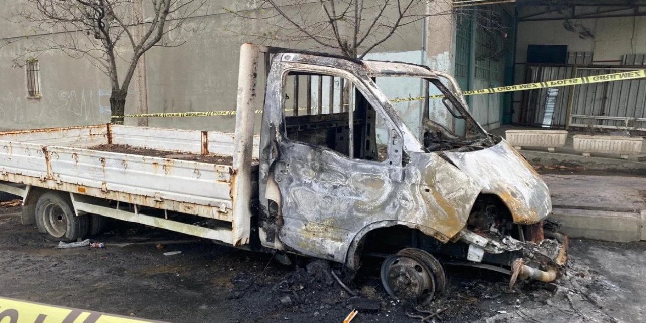 Manisa'da bir kişi araç yangınında hayatını kaybetti