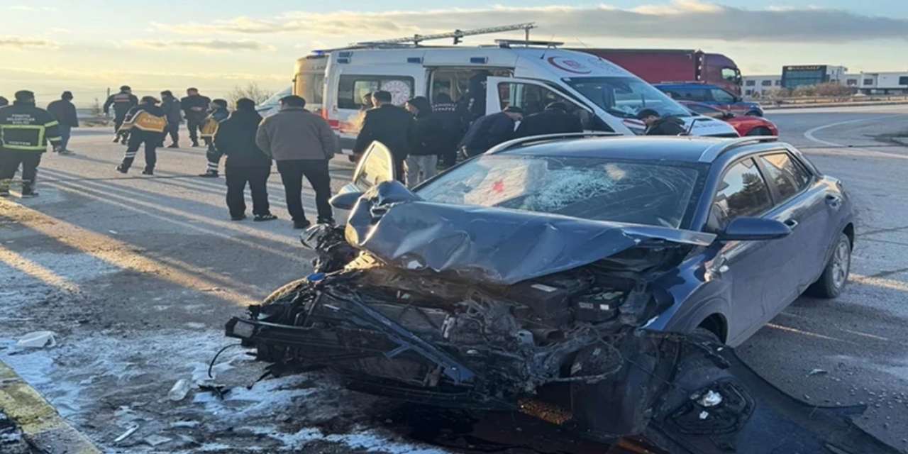 Öğrenci servis minibüsü ile otomobil çarpıştı: Yaralılar var