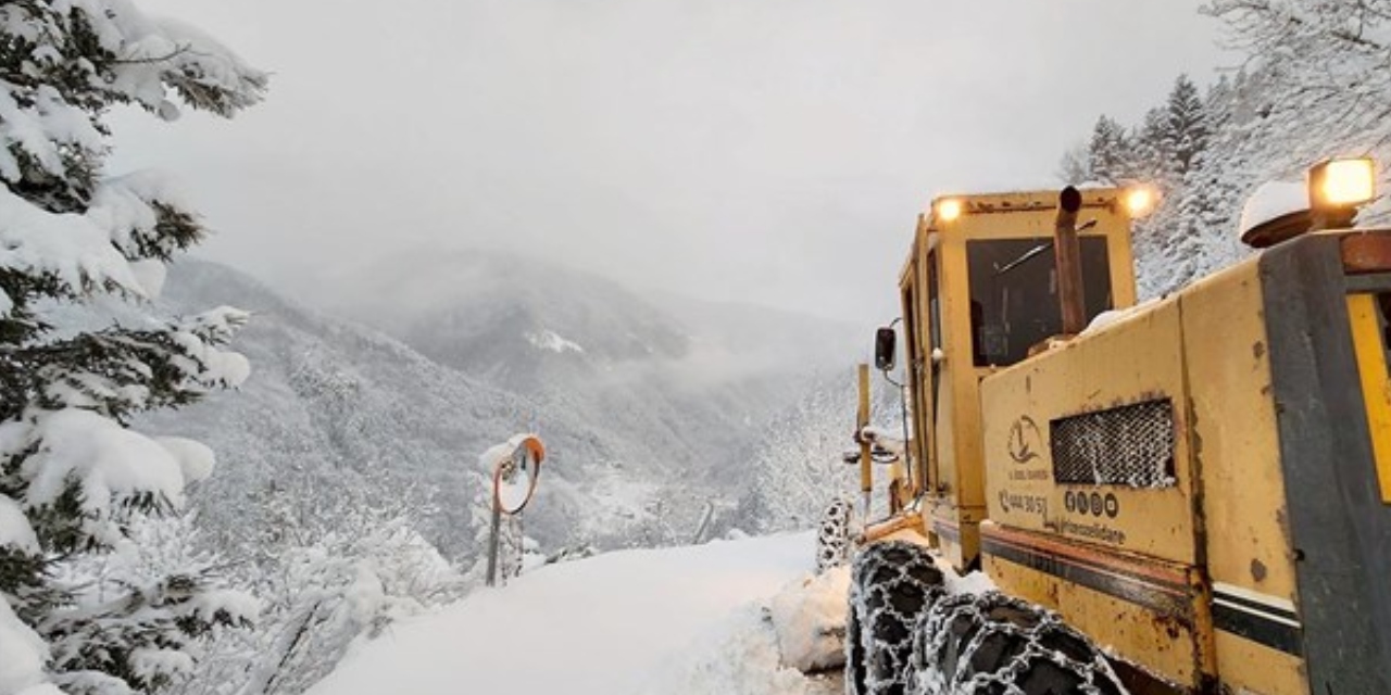 Yoğun kar nedeniyle bazı yollarda ulaşım durdu