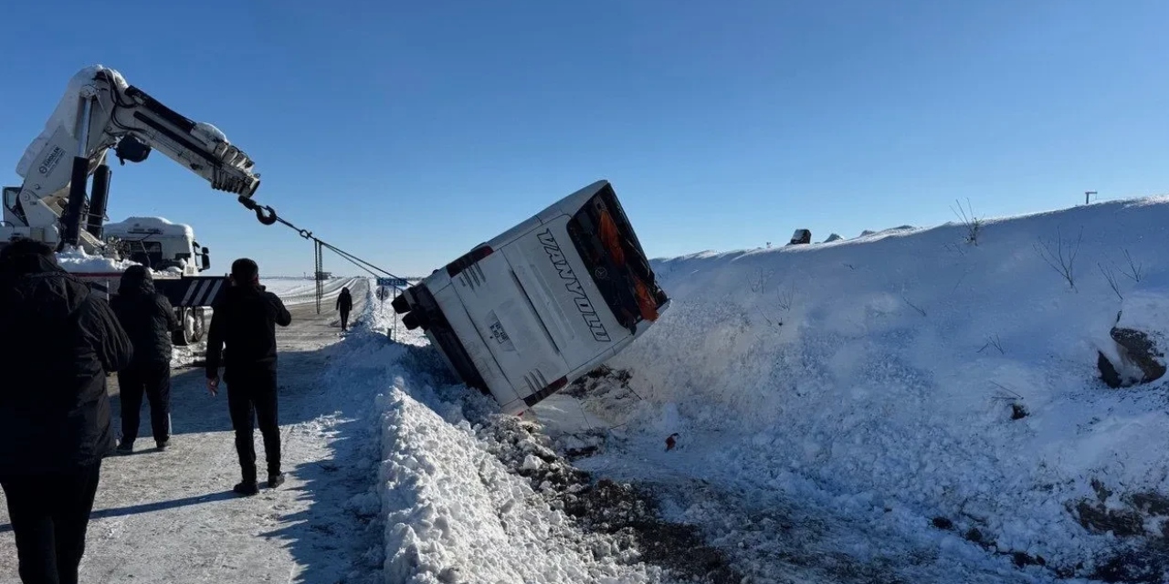 Diyarbakır’da yolcu otobüsü devrildi: 6 kişi yaralandı