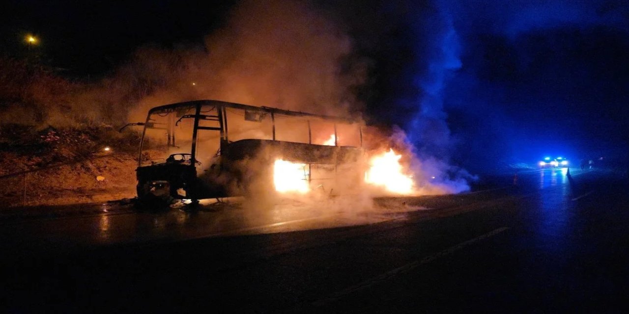 Adana'da yolcu otobüsü alev alev yandı