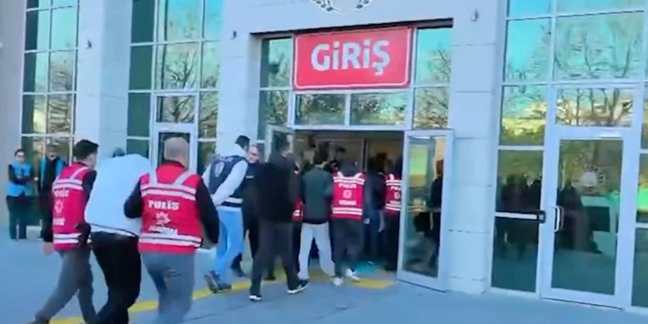 10 ilde "oto yedek parçası" satma vaadiyle dolandırıcılık yapan suç örgütüne operasyon: 25 kişi tutuklandı