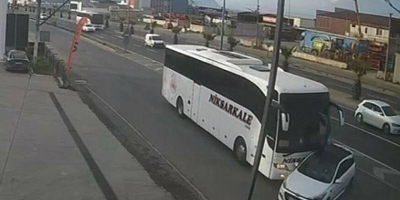 Manisa'da yolcu otobüsü otomobile çarptı: 1'i çocuk 3 kişi yaralandı