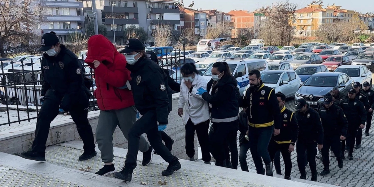 İzmir'de fuhuş operasyonu: Çok sayıda gözaltı var