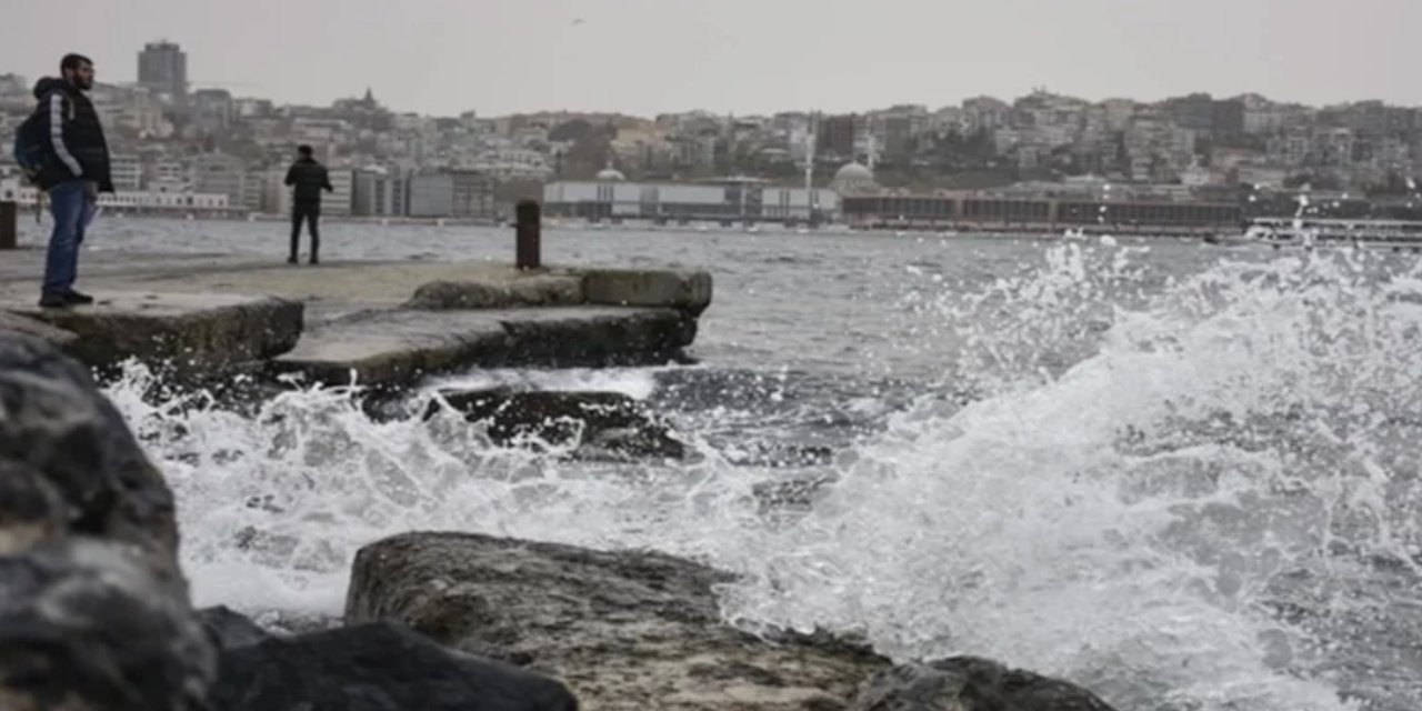İstanbul Valiliği fırtınanın bilançosunu açıkladı: 45 ağaç devrildi 89 çatı uçtu