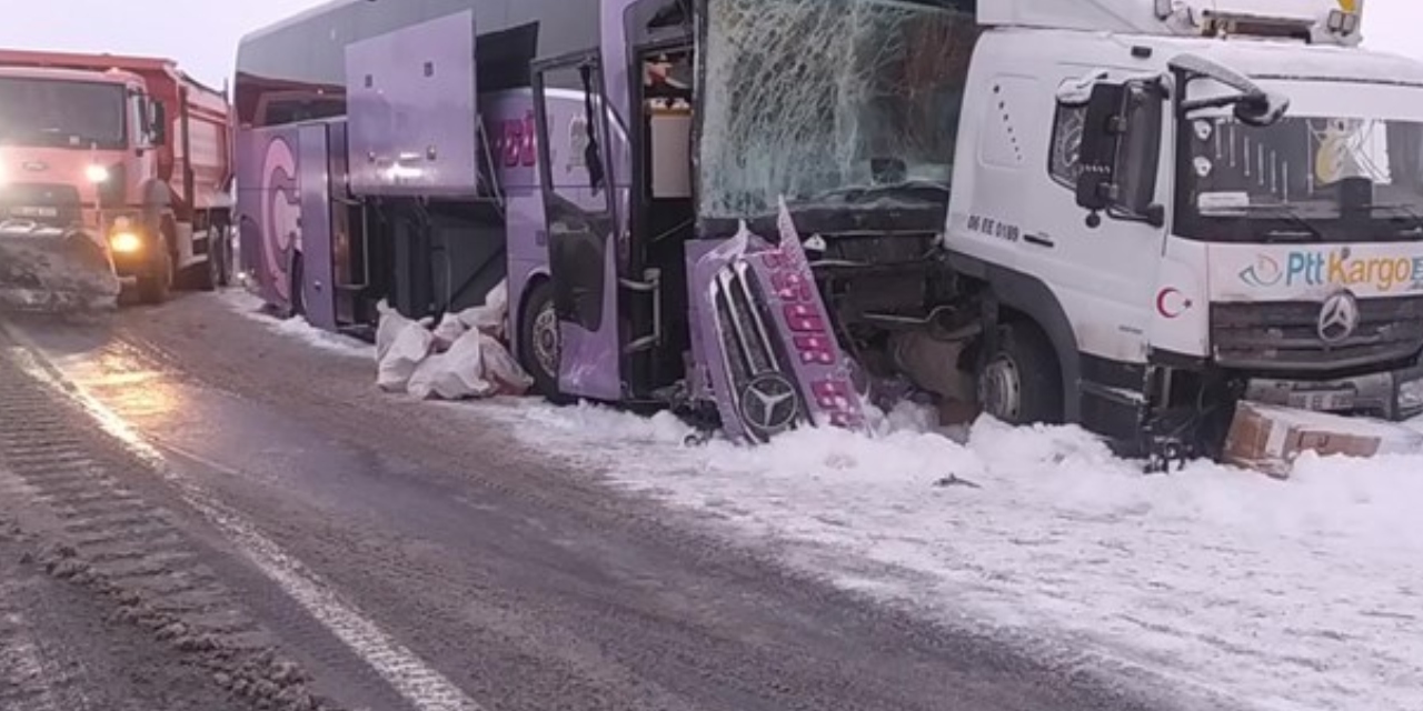 Kars'ta yolcu otobüsü kamyona çarptı: 9 kişi yaralandı