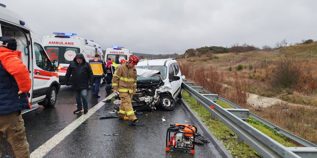 İstanbul-İzmir Otoyolu'nda 12 araç birbirine girdi: 1 ölü