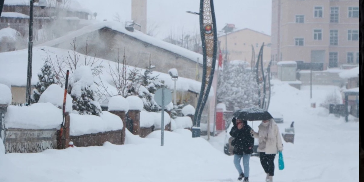 Bingöl'de 30 köy yolu kardan kapandı